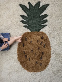Decoración Infantil|Alfombras Infantiles></noscript>Ferm Living Kids Alfombra artesanal de lana Fruticana Motivo de piña