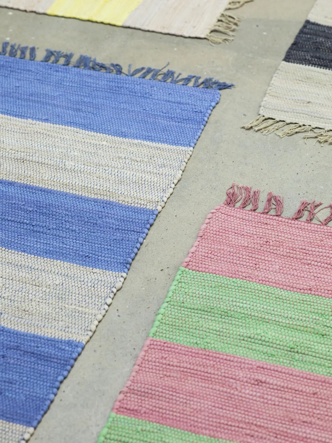 Rectangular|Alfombras Rectangulares>Bongusta Alfombra corredor artesanal de pelo corto con borlas Chindi, tamaños diferentes Rosa claro, verde claro