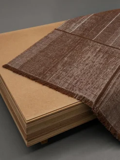 Rectangular|Alfombras Rectangulares></noscript>Louis de Poortere Alfombra de pelo corto con flecos diseño Folkform Monochrome Turrón, rojo vino, beige claro