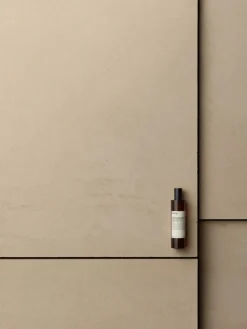 Ambientadores|Jarrones>Aesop Ambientador en spray Cythera (madera, opulento, especiado) Amaderado, opulento, especiado