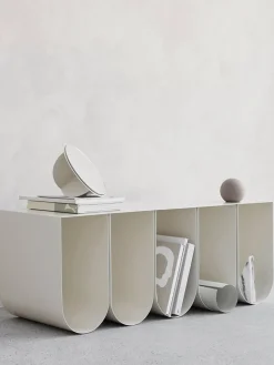 Bancos|Bancos></noscript>Kristina Dam Banco de metal Curved Beige claro
