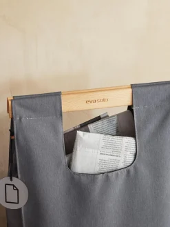 Cubos De Basura Y Reciclaje|Almacenaje De Cocina></noscript>Eva Solo Bolsa de separación de residuos Trent, 28 L Gris oscuro, madera de haya