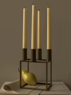 Candelabros|Jarrones></noscript>Audo Copenhagen Candelabro de metal Kubus Verde oliva