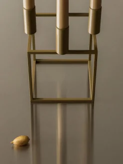 Candelabros|Jarrones></noscript>Audo Copenhagen Candelabro de metal Kubus Verde oliva