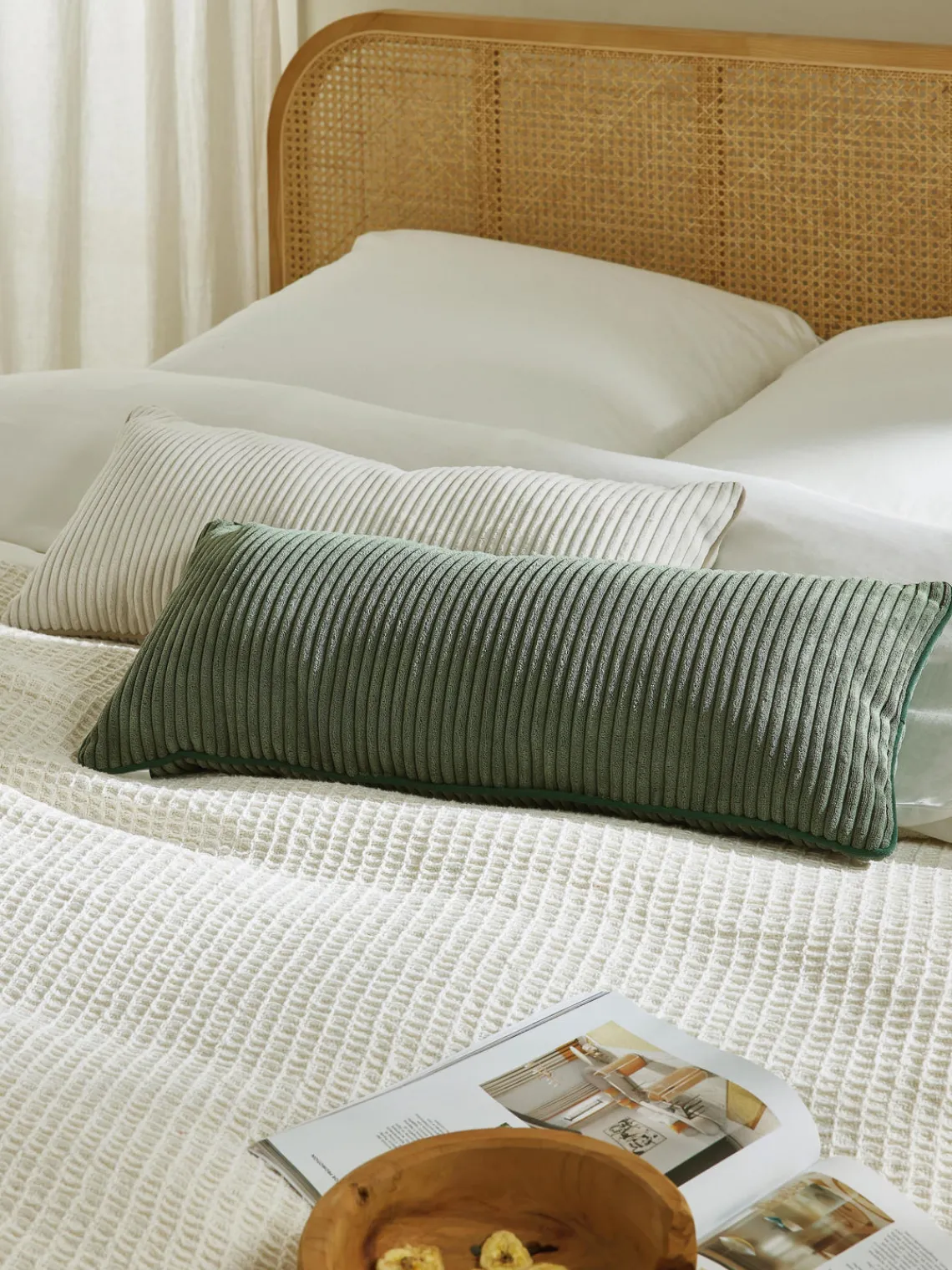 Mantas|Cojines Decorativos>Westwing Collection Cojín alargado de pana Kylen Verde oliva, verde oscuro