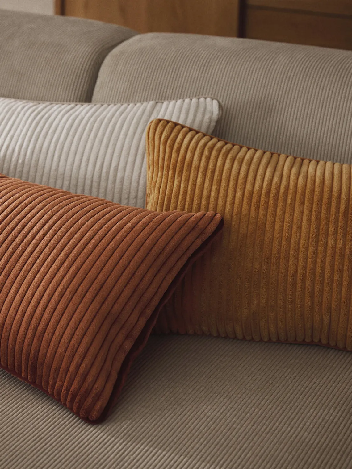 Mantas|Cojines Decorativos>Westwing Collection Cojín alargado de pana Kylen Terracota, rojo oscuro