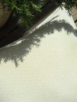 Decoración Infantil|Cojines Infantiles></noscript>Wigiwama Cojín artesanal para exterior Wates Verde salvia, blanco