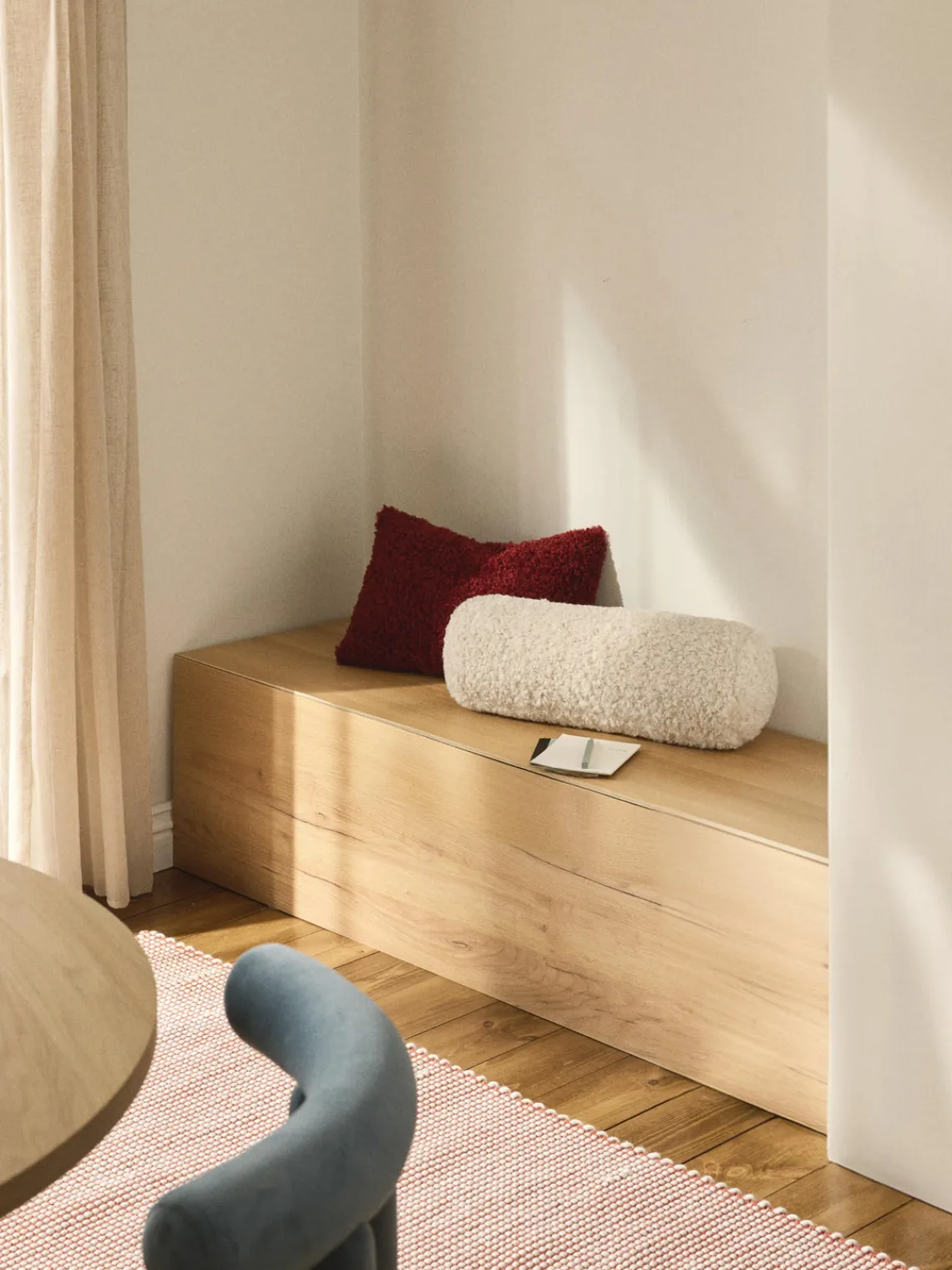 Mantas|Cojines Decorativos>Westwing Collection Cojín rulo de borreguillo Dotty Blanco crema