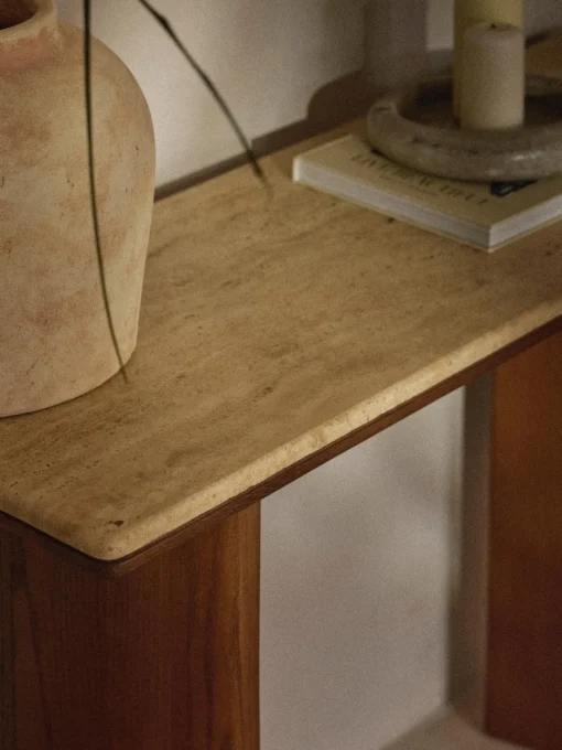 Consola de madera de roble con tablero de travertino Chandler Mesas Consola|Consolas