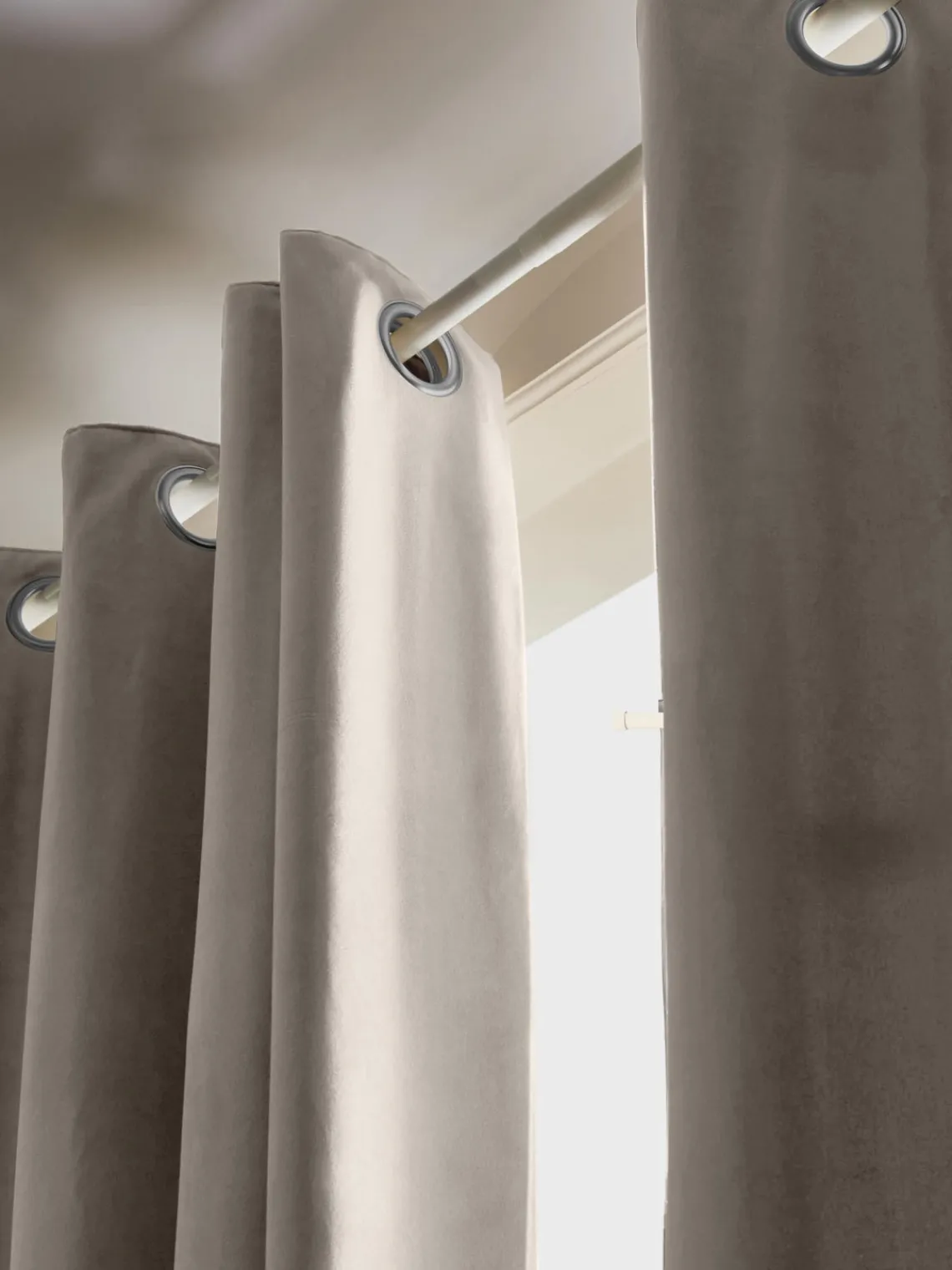 Cortinas Y Visillos|Mantas>Westwing Collection Cortinas de terciopelo oscuras con ojales Rush, 2 uds. Gris