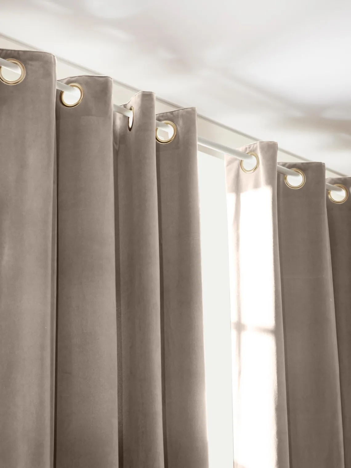 Cortinas Y Visillos|Mantas>Westwing Collection Cortinas oscurecedoras de terciopelo con ojales Rush, 2 uds. Taupe