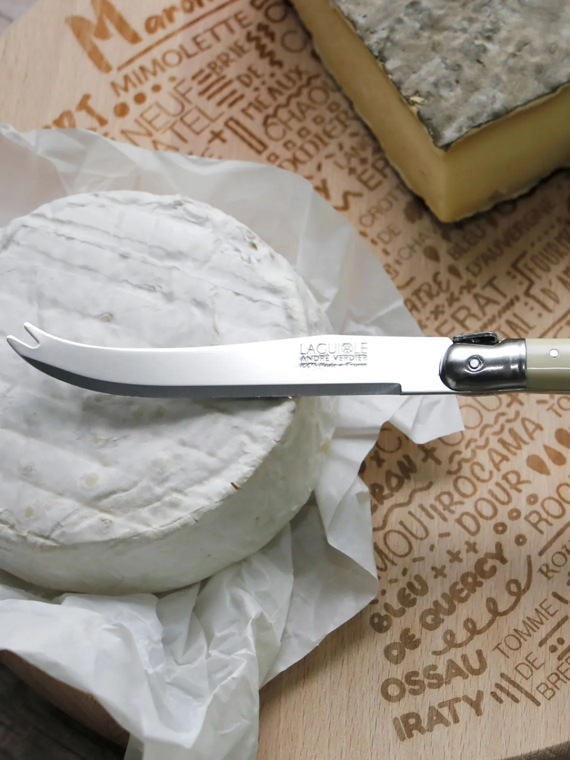 Cuchillos De Cocina Y Bloques|Cuchillos De Queso>Laguiole Cuchillos para queso Debutant, 2 uds. Hojas: plateado pulido espejoMangos: blanco Off WhiteRecipiente: madera clara