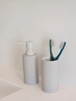 Dispensador De Jabón Y Jaboneras|Jarrones></noscript>Zone Denmark Dosificador de jabón de porcelana Solo Gris claro