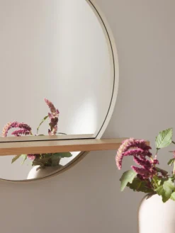 Jarrones|Espejos De Pared></noscript>Westwing Collection Espejo de pared redondo con estante de madera Kenny