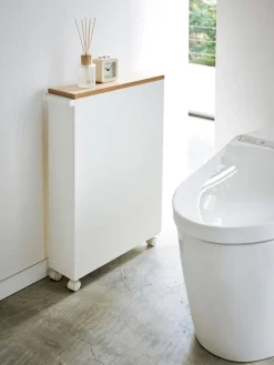 Armarios De Baño|Estanterías De Baño></noscript>Yamazaki Estantería de baño con ruedas Tower Estructura: blancoTablero: madera claraRuedas: negro