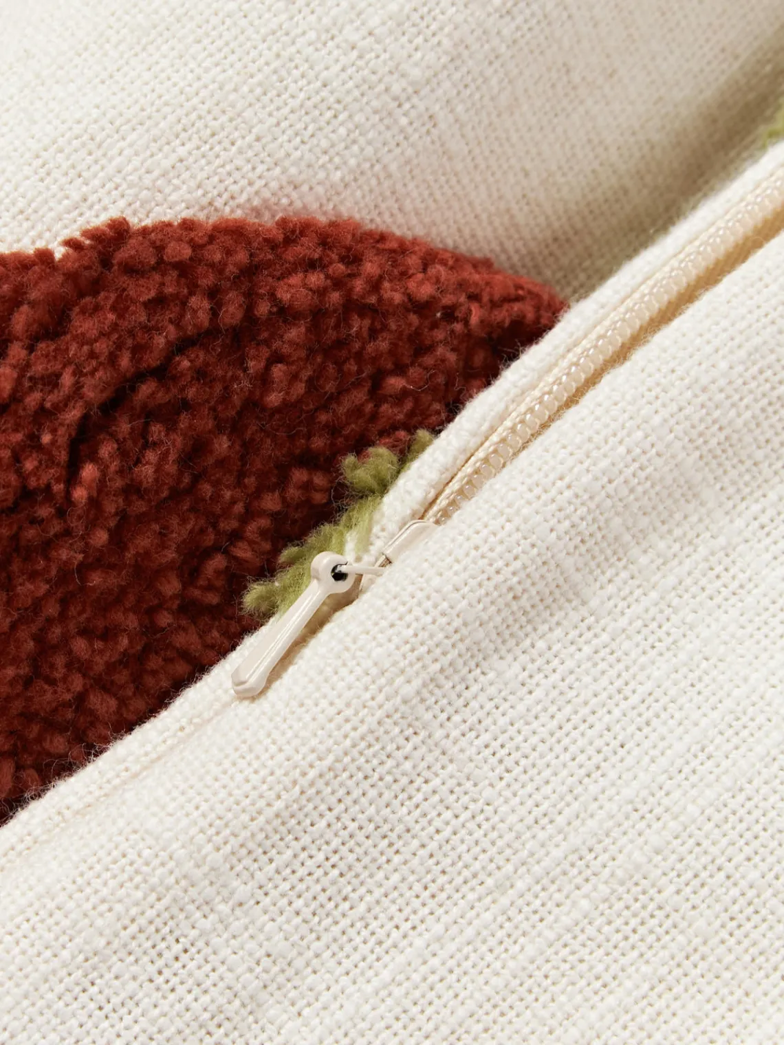 Mantas|Cojines Decorativos>Westwing Collection Funda de cojín capitoné con mechones decorativos Coraline Tonos rojos, verde, lanco crema