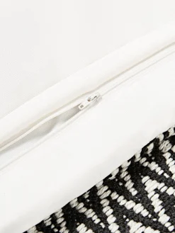 Cojines De Exterior|Cojines Decorativos></noscript>Westwing Collection Funda de cojín de exterior con tejido estampado y flecos Suria Negro, blanco Off White
