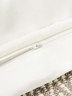 Mantas|Cojines De Exterior></noscript>Westwing Collection Funda de cojín de exterior con tejido estampado y flecos Suria Beige claro, blanco Off White