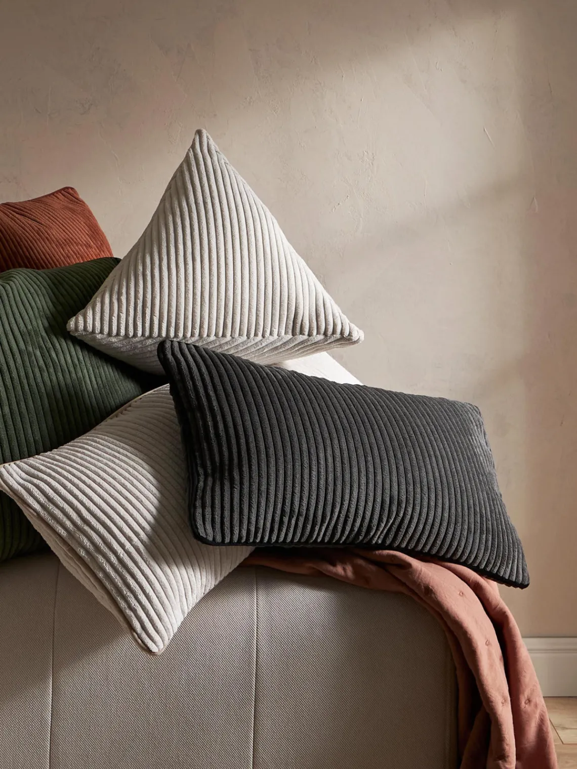 Mantas|Cojines Decorativos>Westwing Collection Funda de cojín de pana Kylen Gris antracita, negro