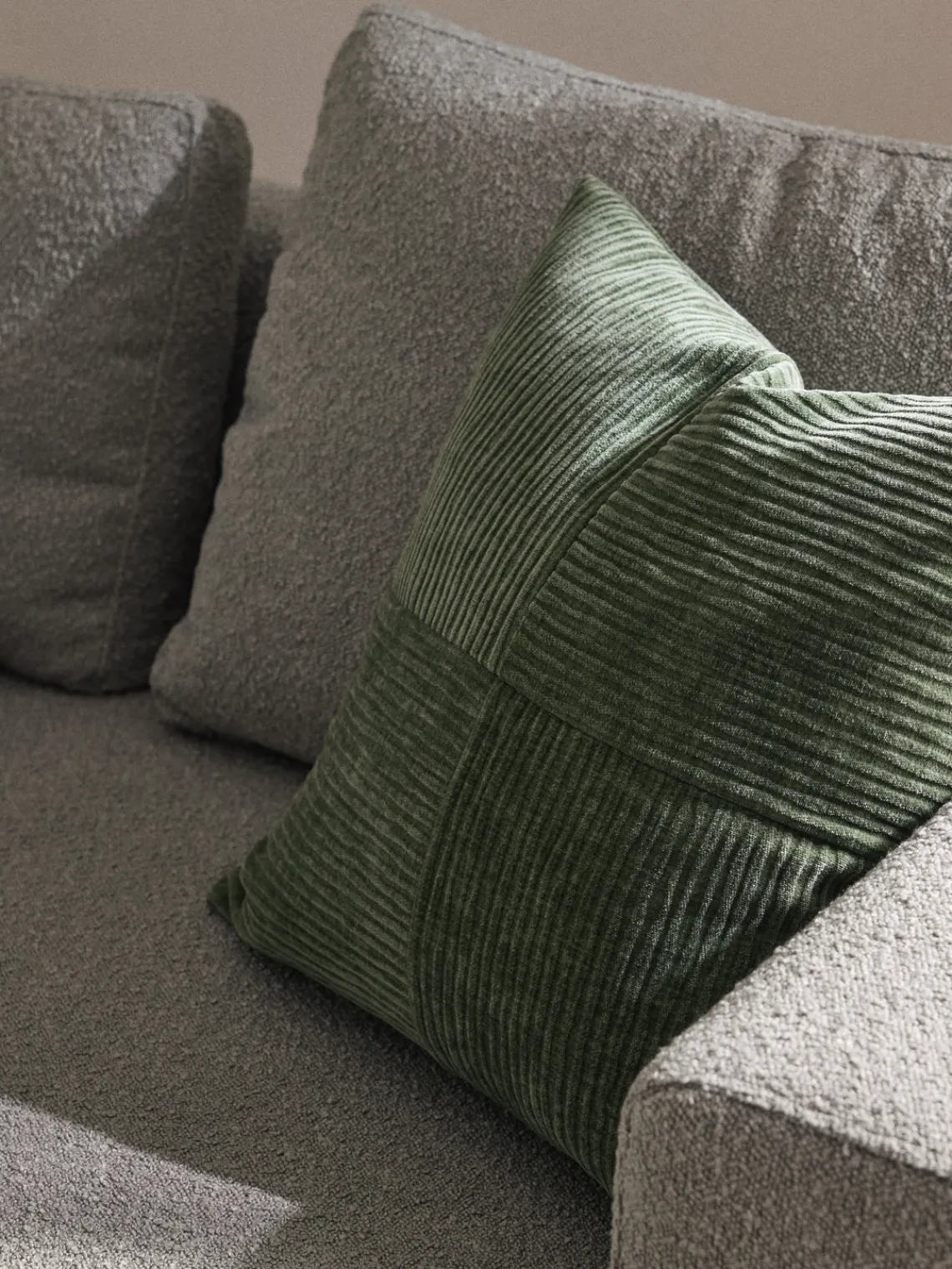 Cojines Decorativos|Cojines Decorativos>Westwing Collection Funda de cojín de terciopelo de estructura lineal fina Fiona Verde oscuro