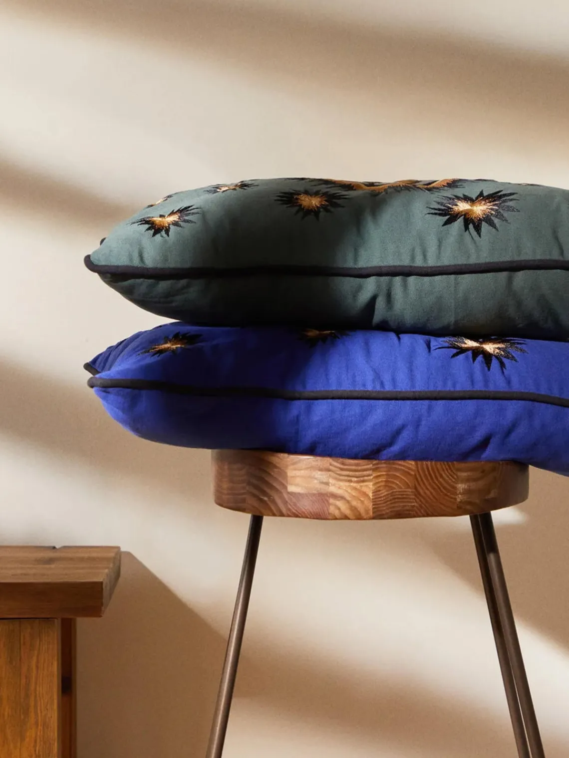 Mantas|Cojines Decorativos>Les Ottomans Funda de cojín decorativo de algodón artesanal Velvety Gris azulado, color vino, blanco Off White