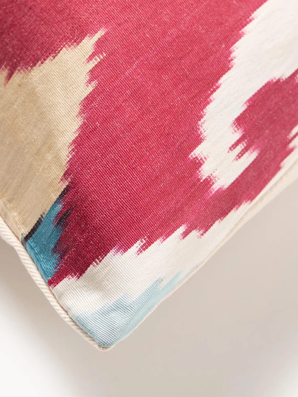 Cojines Decorativos|Mantas>Les Ottomans Funda de cojín decorativo de seda con estampado abstracto Silky Rojo, tonos azules, blanco