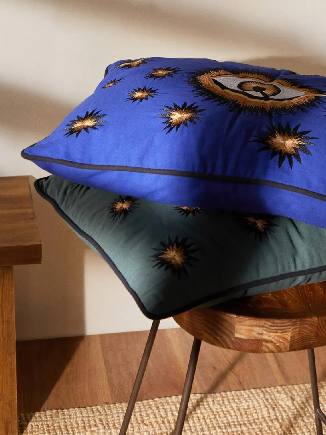 Cojines Decorativos|Mantas>Les Ottomans Funda de cojín decorativo de algodón artesanal Velvety Azul real, beige