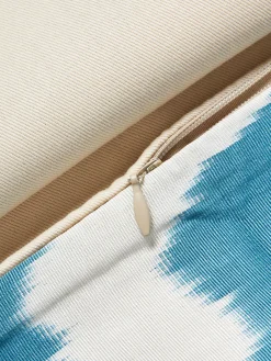 Mantas|Cojines Decorativos></noscript>Les Ottomans Funda de cojín decorativo de seda con estampado abstracto Silky Azul, beige claro