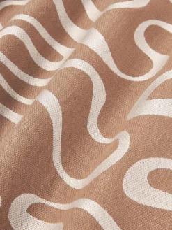 Cojines De Exterior|Cojines Decorativos></noscript>Westwing Collection Funda de cojín para exterior con estampado de ondas bordadas Shanti Turrón, beige claro