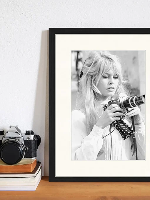 Cuadros Y Láminas Decorativas|Jarrones>Any Image Impresión digital enmarcada Brigitte With Her Camera