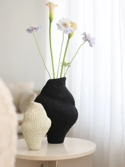 Jarrones|Jarrones></noscript>Cooee Design Jarrón de diseño con forma orgánica Isla, Al 32 cm