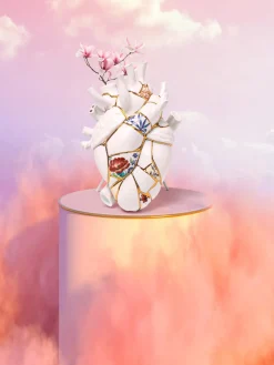 Jarrones|Jarrones></noscript>SELETTI Jarrón de porcelana con decoración dorada Love in Bloom, 25 cm Blanco brillante, multicolor