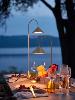 Lámparas De Mesa De Exterior|Lámparas De Mesa></noscript>Frandsen Lámpara de mesa LED para exterior regulable Grasp, pórtatil Dorado cepillado