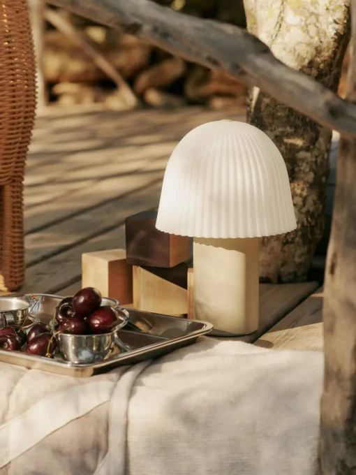Decoración Infantil|Lámparas Infantiles>Ferm Living Kids Lámpara de mesa LED pequeña regulable Frill, portátil Beige, blanco