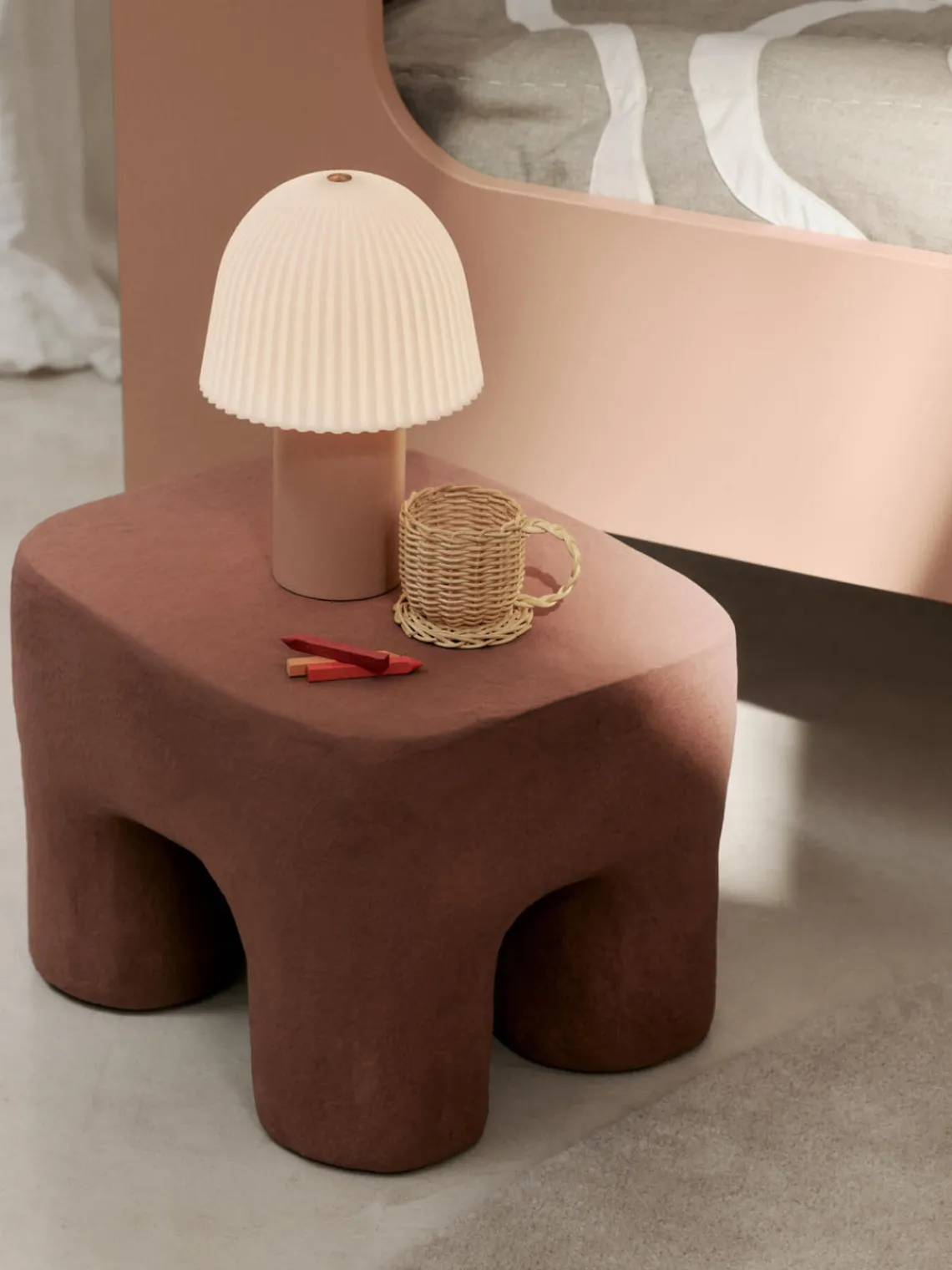 Decoración Infantil|Lámparas Infantiles>Ferm Living Kids Lámpara de mesa LED pequeña regulable Frill, portátil Rosa oscuro, blanco