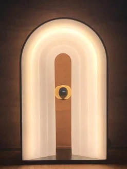 Lámparas De Mesa|Lámparas De Techo></noscript>AYTM Lámpara de mesa LED regulable con disco difusor Castellum