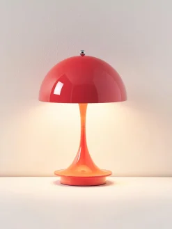 Lámparas De Mesa|Lámparas De Techo></noscript>Louis Poulsen Lámpara de mesa LED regulable Panthella de diseño Verner Panton, 24 cm, portátil Plástico rojo coral