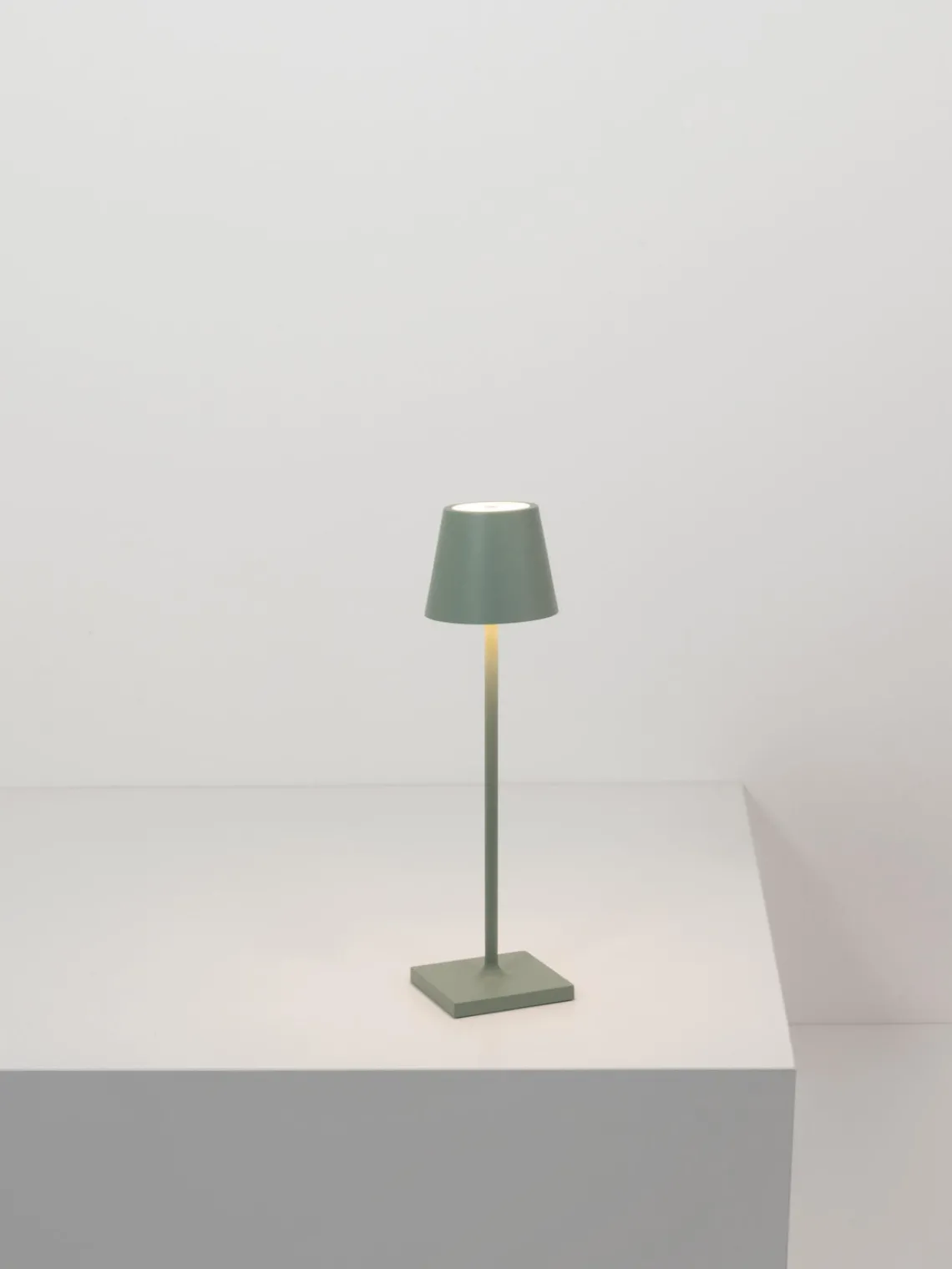 Lámparas De Mesa De Exterior|Lámparas De Techo>Zafferano Lámpara de mesa LED regulable Poldina, portátil Verde salvia mate