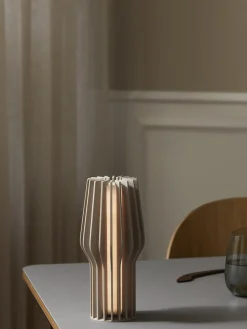Lámparas De Mesa|Lámparas De Mesita De Noche></noscript>Eva Solo Lámpara de mesa pequeña LED regulable Radiant, portátil Beige claro