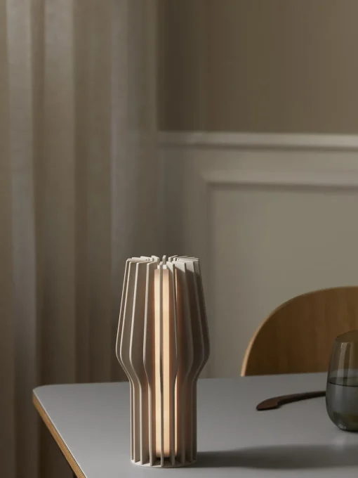 Lámparas De Mesa|Lámparas De Mesita De Noche>Eva Solo Lámpara de mesa pequeña LED regulable Radiant, portátil Beige claro