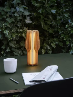Lámparas De Mesa|Lámparas De Techo></noscript>Eva Solo Lámpara de mesa pequeña LED regulable Radiant, portátil Madera de roble