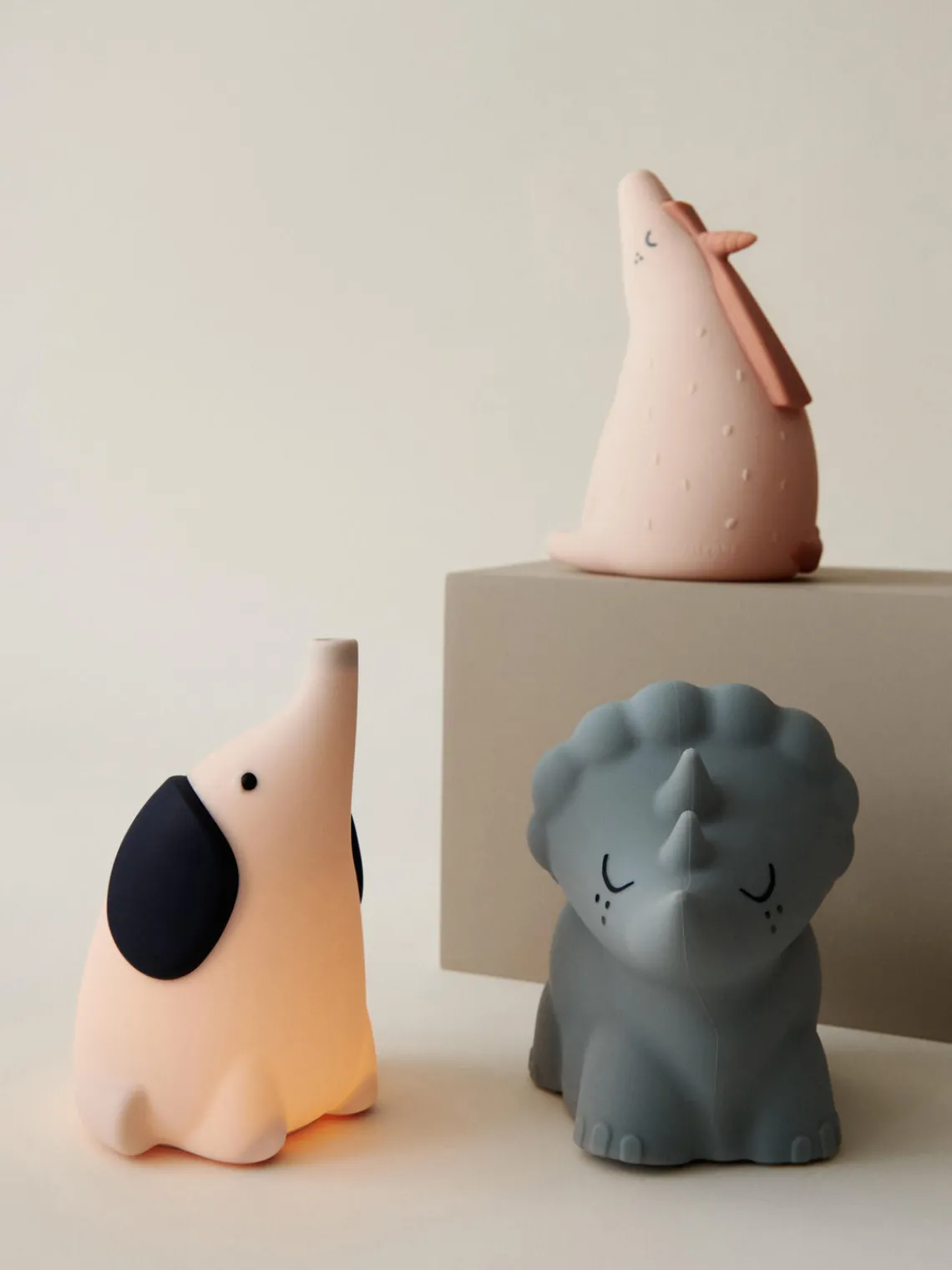 Decoración Infantil|Lámparas Infantiles>Liewood Lámpara de mesa pequeña LED Winston Gris oscuro (dinosaurio)