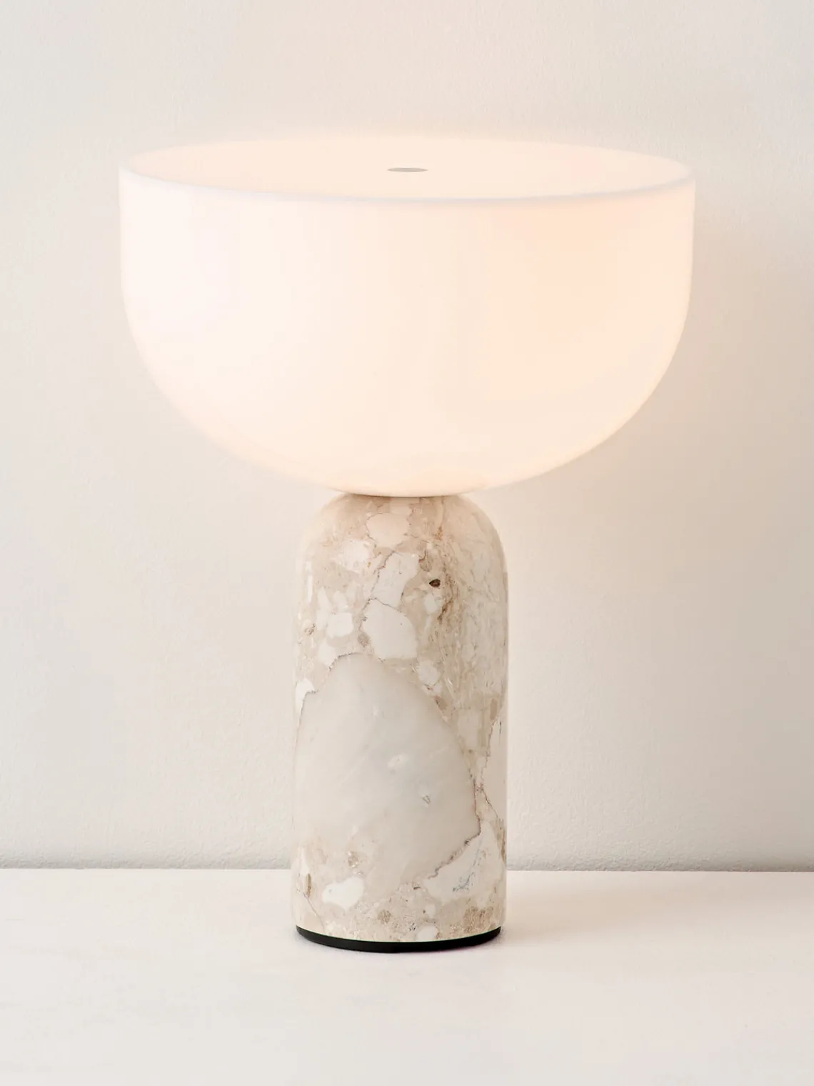 Lámparas De Mesa|Lámparas De Techo>New Works Lámpara de mesa pequeña móvil de mármol Kizu, regulable Mármol blanco y beige claro