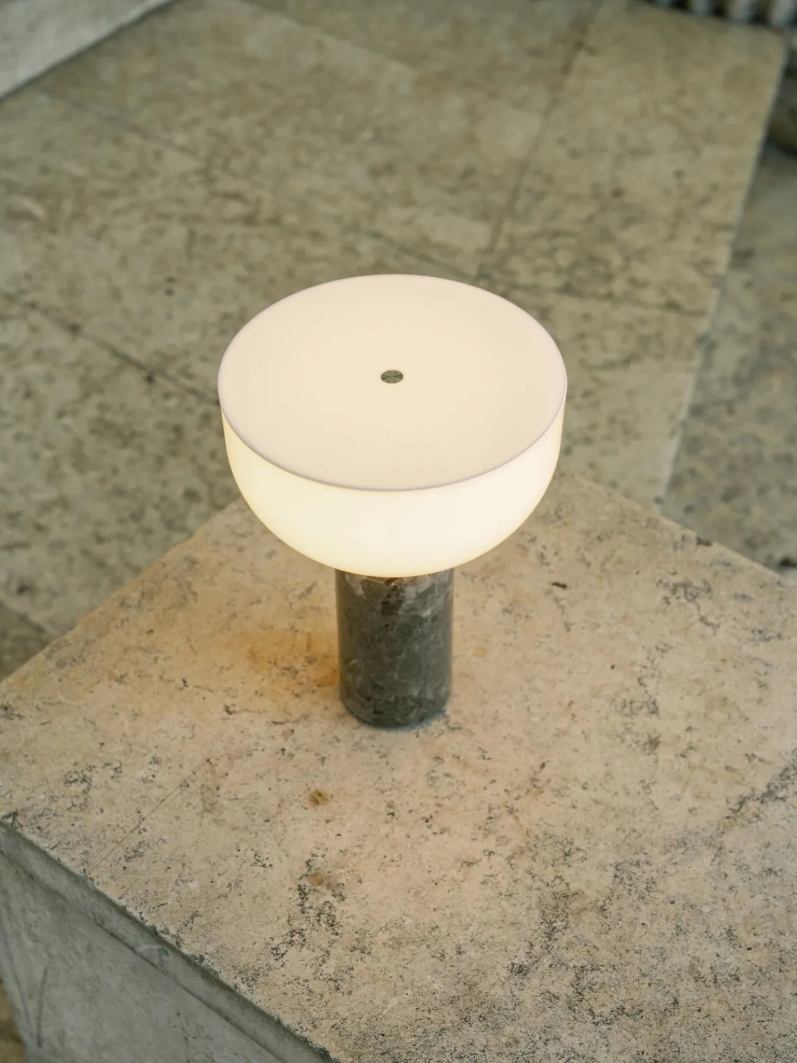 Lámparas De Mesa|Lámparas De Techo>New Works Lámpara de mesa pequeña móvil de mármol Kizu, regulable Mármol blanco, taupe