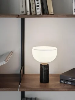 Lámparas De Mesa|Lámparas De Techo></noscript>New Works Lámpara de mesa pequeña móvil de mármol Kizu, regulable Blanco, mármol negro