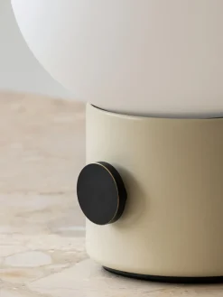 Lámparas De Mesa|Lámparas De Techo></noscript>Audo Copenhagen Lámpara de mesa pequeña regulable con puerto USB JWDA Blanco, beige