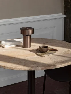 Lámparas De Techo|Lámparas De Mesa></noscript>Audo Copenhagen Lámpara de mesa pequeña regulable Columna, portátil Marrón oscuro