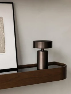 Lámparas De Techo|Lámparas De Mesa></noscript>Audo Copenhagen Lámpara de mesa pequeña regulable Columna, portátil Marrón oscuro