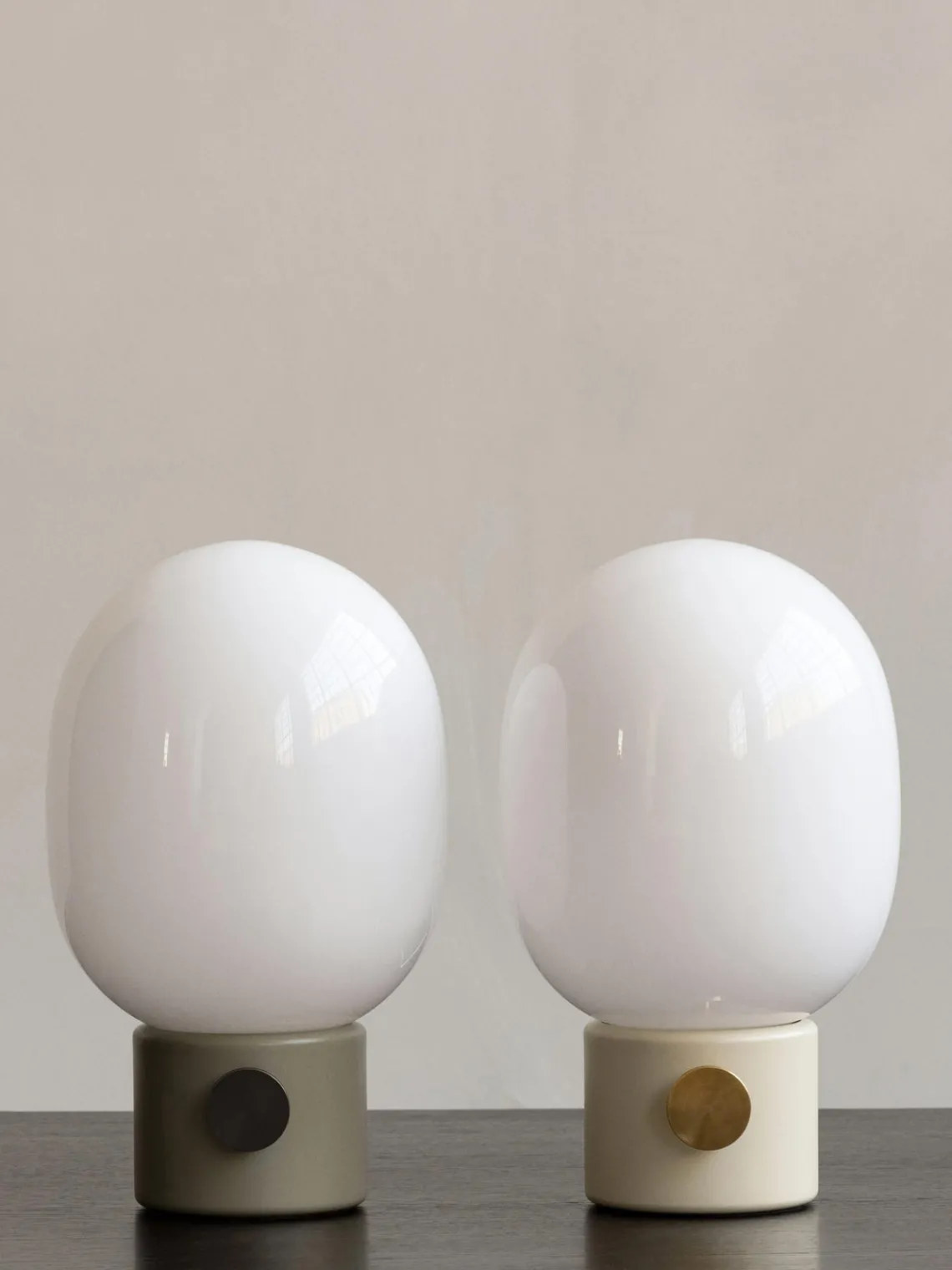 Lámparas De Mesa|Lámparas De Techo>Audo Copenhagen Lámpara de mesa pequeña regulable JWDA, 29 cm Blanco, beige claro, dorado