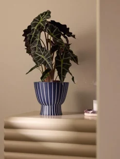 Maceteros|Maceteros De Exterior></noscript>Westwing Collection Macetero artesanal Elio, 23 cm Azul oscuro, blanco crema